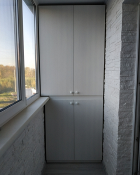 Делаете ли шкаф недорого встроенный по серии балкона?